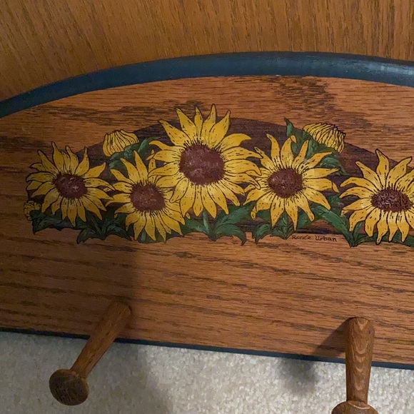 Wood wall coat rack-4 hooks hand carved daisies - Picture 5 of 12
